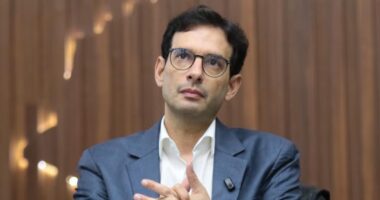 Quem ganha mais de R$ 21 mil não trabalhará ‘80 horas’, diz relator da 6x1: ‘Direito não retroage’