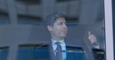 Sam Altman quer mudar o sistema operacional do mundo. E o seu negócio está dentro dele