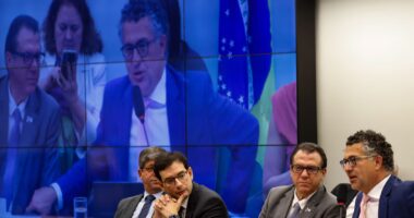 Sem acordo sobre transição, relatório da PEC do fim da escala 6x1 é adiado para próxima segunda