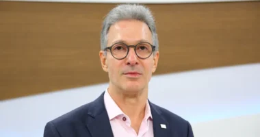 Sem citar Flávio Bolsonaro, Zema diz a prefeitos que é preciso ter credibilidade para liderar o país