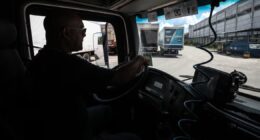 Serviços recuam 1,2% em março, e setor completa 5º mês seguido sem crescimento