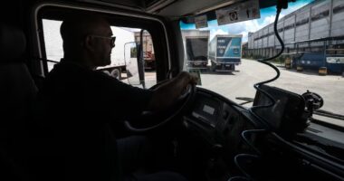 Serviços recuam 1,2% em março, e setor completa 5º mês seguido sem crescimento