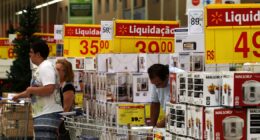 Vendas do comércio crescem 0,5% em março e atingem recorde, aponta IBGE
