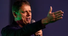 ´Tem muitas questões que ele mesmo precisa explicar', diz Tarcísio sobre Flávio e caso Master