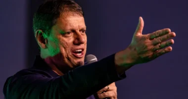 ´Tem muitas questões que ele mesmo precisa explicar', diz Tarcísio sobre Flávio e caso Master