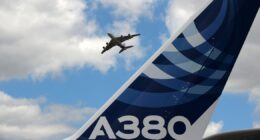 Agência europeia obriga Airbus a inspecionar 16 aeronaves A380 por possíveis fissuras nas asas