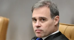 André Mendonça manda remover posts que ligam Flávio Bolsonaro a apoio à 'escala 7x0'