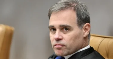 André Mendonça manda remover posts que ligam Flávio Bolsonaro a apoio à 'escala 7x0'
