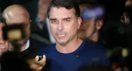 Após ação policial em SP, Flávio fala em perseguição estatal a 'Dark Horse' para influenciar eleições