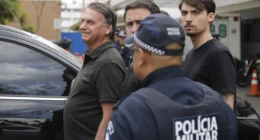 Arma de Jair Bolsonaro é apreendida com militar durante blitz no DF