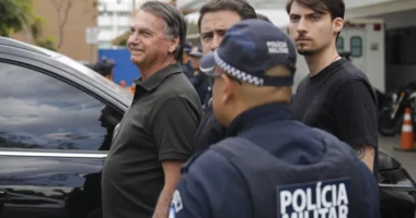 Arma de Jair Bolsonaro é apreendida com militar durante blitz no DF