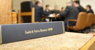 BC deve continuar cortes da Selic, mas cita estímulos do governo como fator de risco