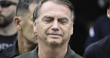 Bolsonaro apresenta soluços 'acima da média', mostra relatório médico