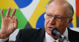 Brasil está em posição de liderar produção de combustível sustentável de aviação, diz Alckmin