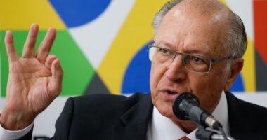 Brasil está em posição de liderar produção de combustível sustentável de aviação, diz Alckmin