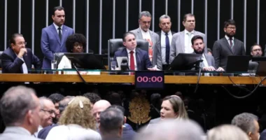 Câmara aprova anistia a caminhoneiros que bloquearam estradas após derrota de Bolsonaro