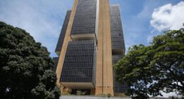 Crescimento acima do potencial, inflação alta e juros elevados: entenda os desequilíbrios do Brasil