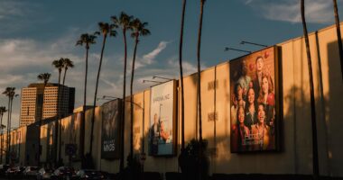 Departamento de Justiça dos EUA aprova aquisição da Warner Bros pela Paramount
