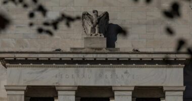 EUA: Fed deve manter juros com alta da inflação e emprego estável