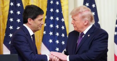 Fed mantém juros entre 3,50% e 3,75% na 1ª decisão sob novo comando, com Kevin Warsh