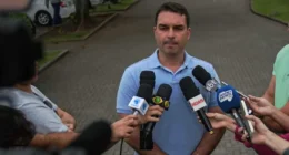 Flávio Bolsonaro critica STF, fala em 'canetadas' e cobra segurança jurídica para reformas