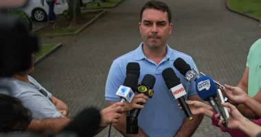 Flávio Bolsonaro critica STF, fala em 'canetadas' e cobra segurança jurídica para reformas