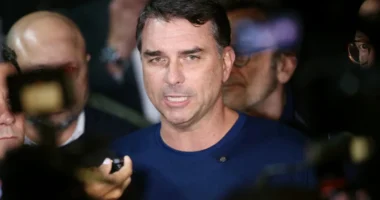 Flávio Bolsonaro pede que STF declare Moraes suspeito para julgar caso Master