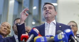 Flávio afirma que Pix é do Bolsonaro apesar de ex-presidente ter dito desconhecer a medida em 2020