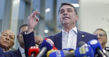 Flávio afirma que Pix é do Bolsonaro apesar de ex-presidente ter dito desconhecer a medida em 2020