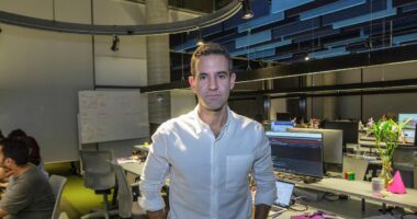 Fundador do Nubank entra em lista da ‘Forbes’ ao lado de Buffett e Musk como ‘líder que muda o jogo’