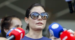 Longe de Flávio Bolsonaro, Michelle se mantém 'fora da campanha'