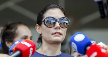 Longe de Flávio Bolsonaro, Michelle se mantém 'fora da campanha'