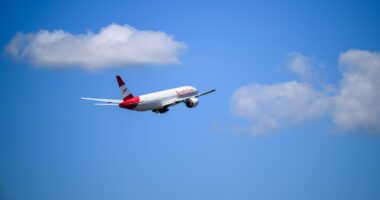 Lucro das companhias aéreas deve cair pela metade em 2026 com alta do combustível, prevê Iata
