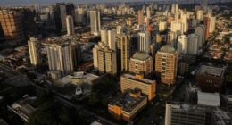Mercado imobiliário bate recordes, mas classe média enfrenta apagão de oferta em São Paulo