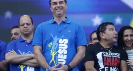 Meu vice será uma pessoa preparada e de preferência mulher, diz Flávio Bolsonaro