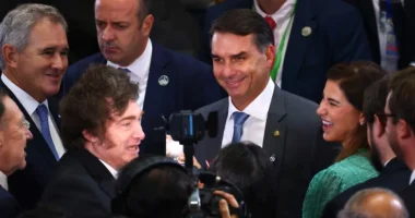 Milei recebe Flávio e declara apoio à candidatura no Brasil