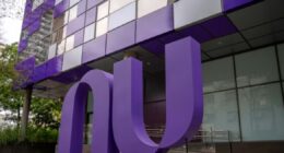 Nubank diz que ‘erro operacional’ causou envio indevido de mensagens sobre fechamento do banco