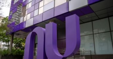 Nubank diz que ‘erro operacional’ causou envio indevido de mensagens sobre fechamento do banco