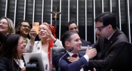 Relator da 6x1 faz aceno a mães com filhos com deficiência e inclui cálculo para proteger salário