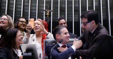 Relator da 6x1 faz aceno a mães com filhos com deficiência e inclui cálculo para proteger salário