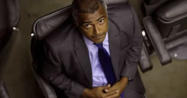 Romário diz que devolverá salário ao Senado e que não pediu licença para votar pelo fim da 6x1