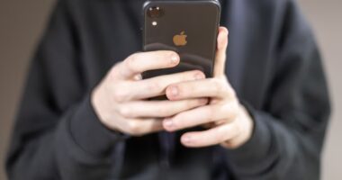 Tecnologia transformou as pessoas em matéria-prima econômica, e a humanidade virou negócio