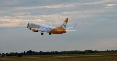 Anac restringe venda de passagens da Flybondi no Brasil após cancelamento de 79% dos voos