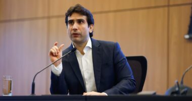Argumentos contra Pix são desculpas para criar ‘lógica’ para tarifaço dos EUA, diz Galípolo