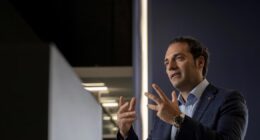 CEO da Stellantis reforça produção nacional e mantém plano de investir no Brasil