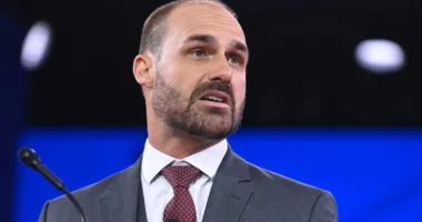 Eduardo Bolsonaro volta a descredibilizar sistema eleitoral após dado falso de Flávio sobre urnas