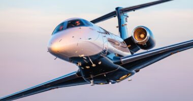 Embraer lança jato Phenom 300EV com sistema de pouso automático; entregas devem começar em 2028