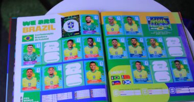 Entre o álbum de figurinhas da Copa e o das Guerreiras do K-Pop há uma diferença importante