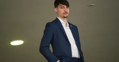 Filho de Bolsonaro pode perder vaga em comissão em Balneário Camboriú por faltas