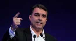 Flávio Bolsonaro diz nos EUA que tarifas beneficiam Lula e fala que momento é o ‘pior possível’